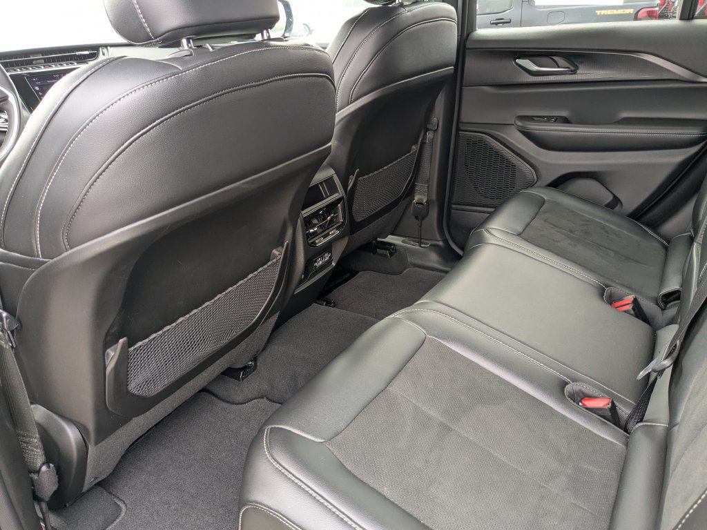 Used 2025 Jeep Grand Cherokee Altitude AWD/4WD image 23