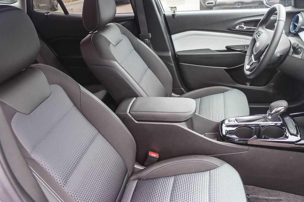 Used 2025 Chevrolet Trax LT w/ LT Convenience Package image 15
