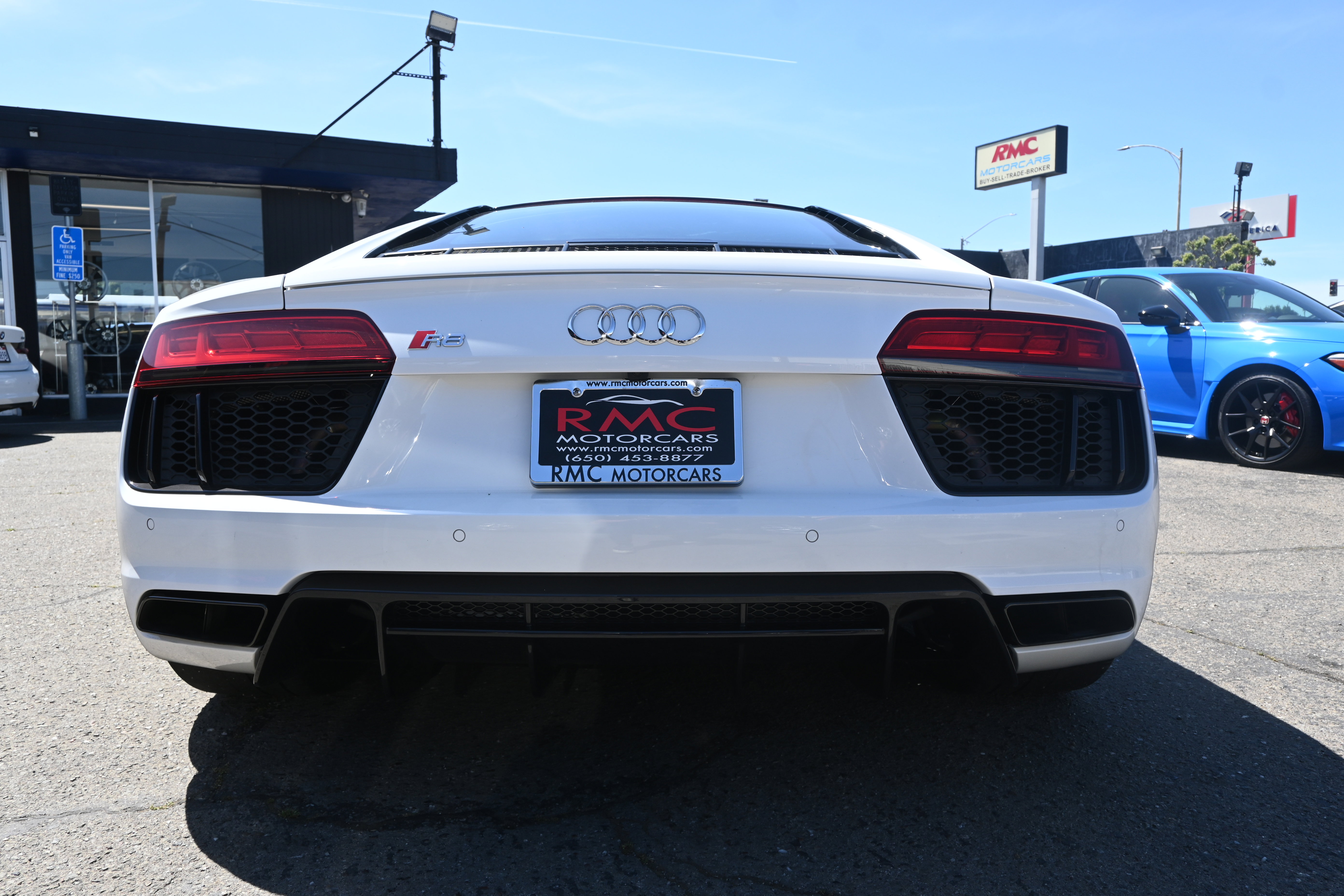Used 2018 Audi R8 V10 w/ Premium Package RWD image 22