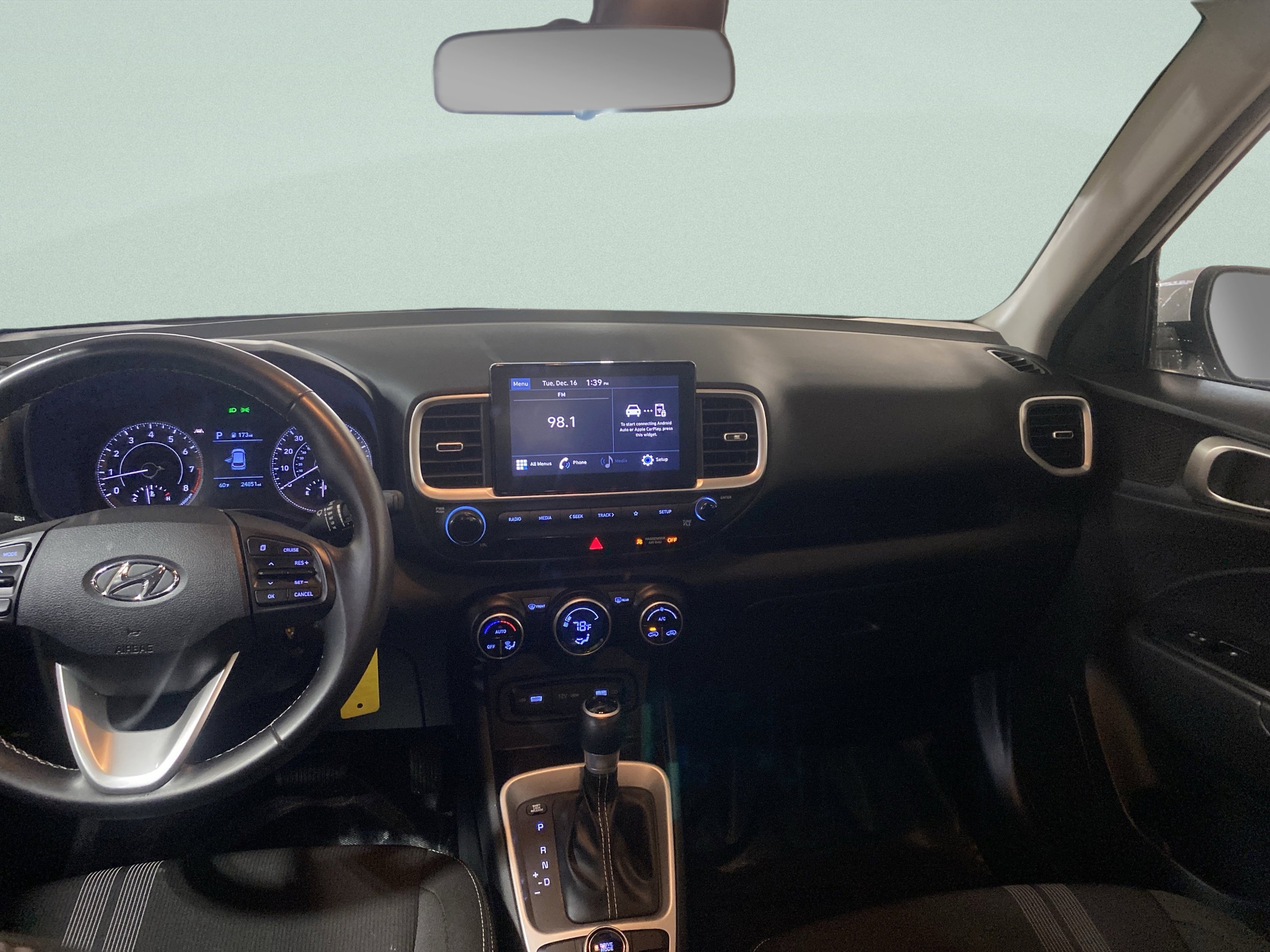 Used 2022 Hyundai Venue SEL image 16