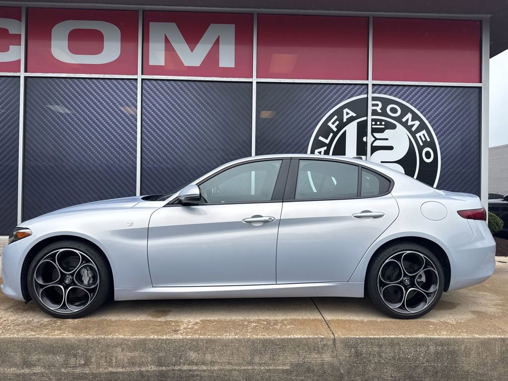 Used 2023 Alfa Romeo Giulia Ti AWD/4WD image 15