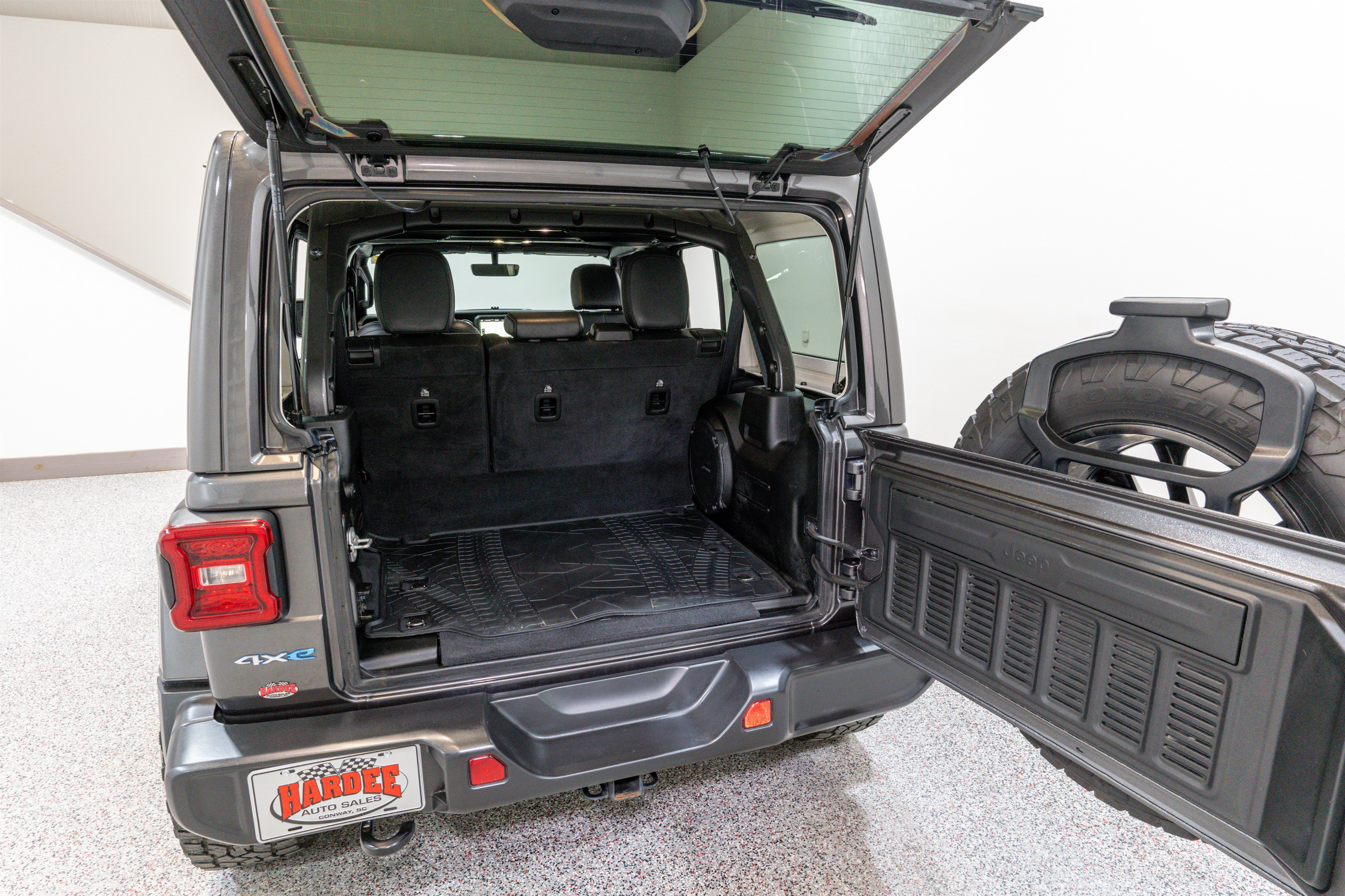 Used 2021 Jeep Wrangler Unlimited Sahara w/ Cold Weather Group AWD/4WD image 32