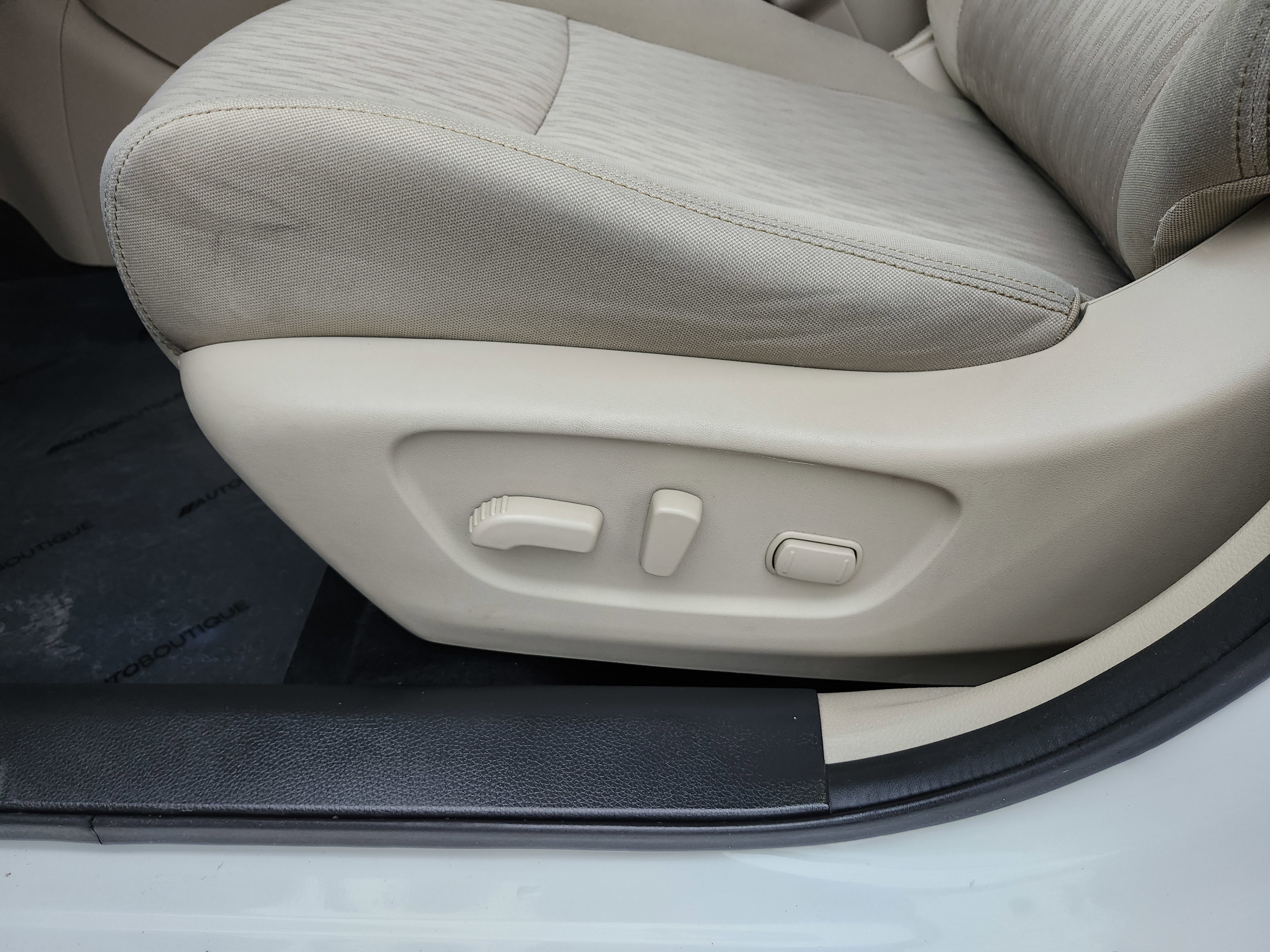 Used 2018 Nissan Rogue SV image 25