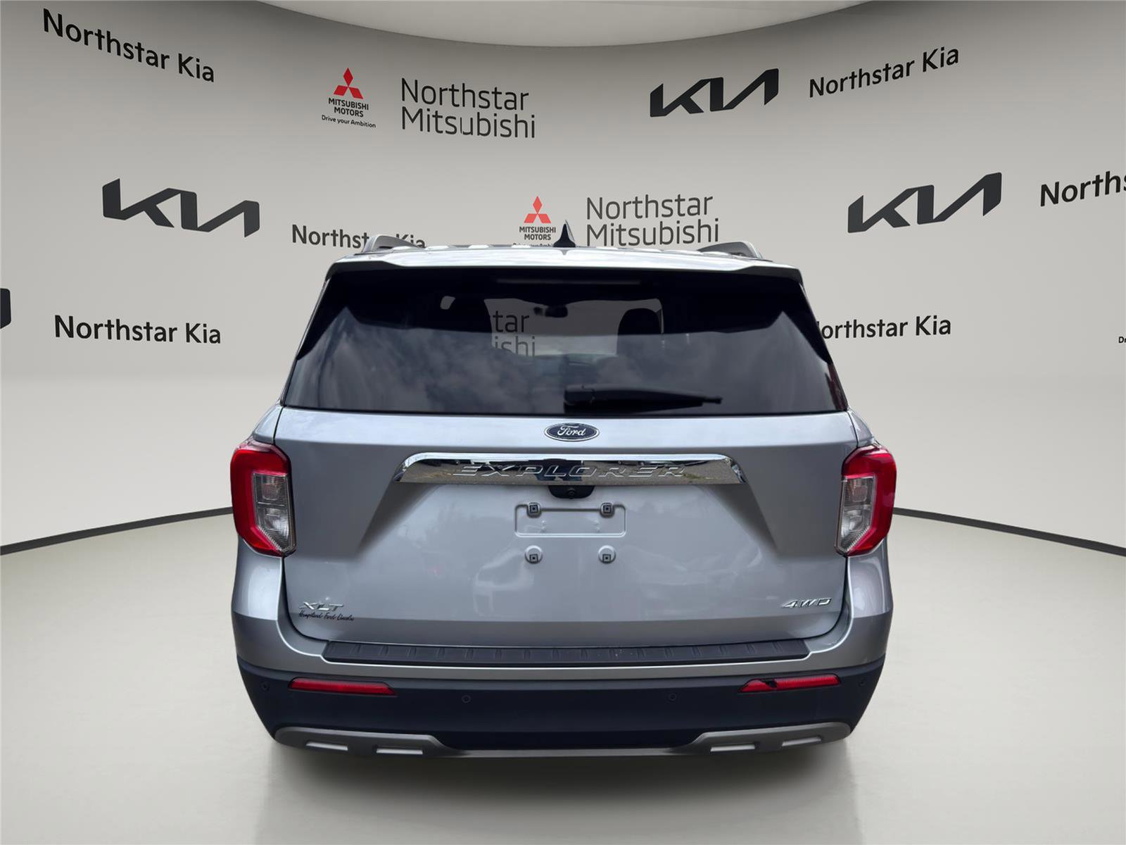 Used 2022 Ford Explorer XLT w/ Equipment Group 202A image 3