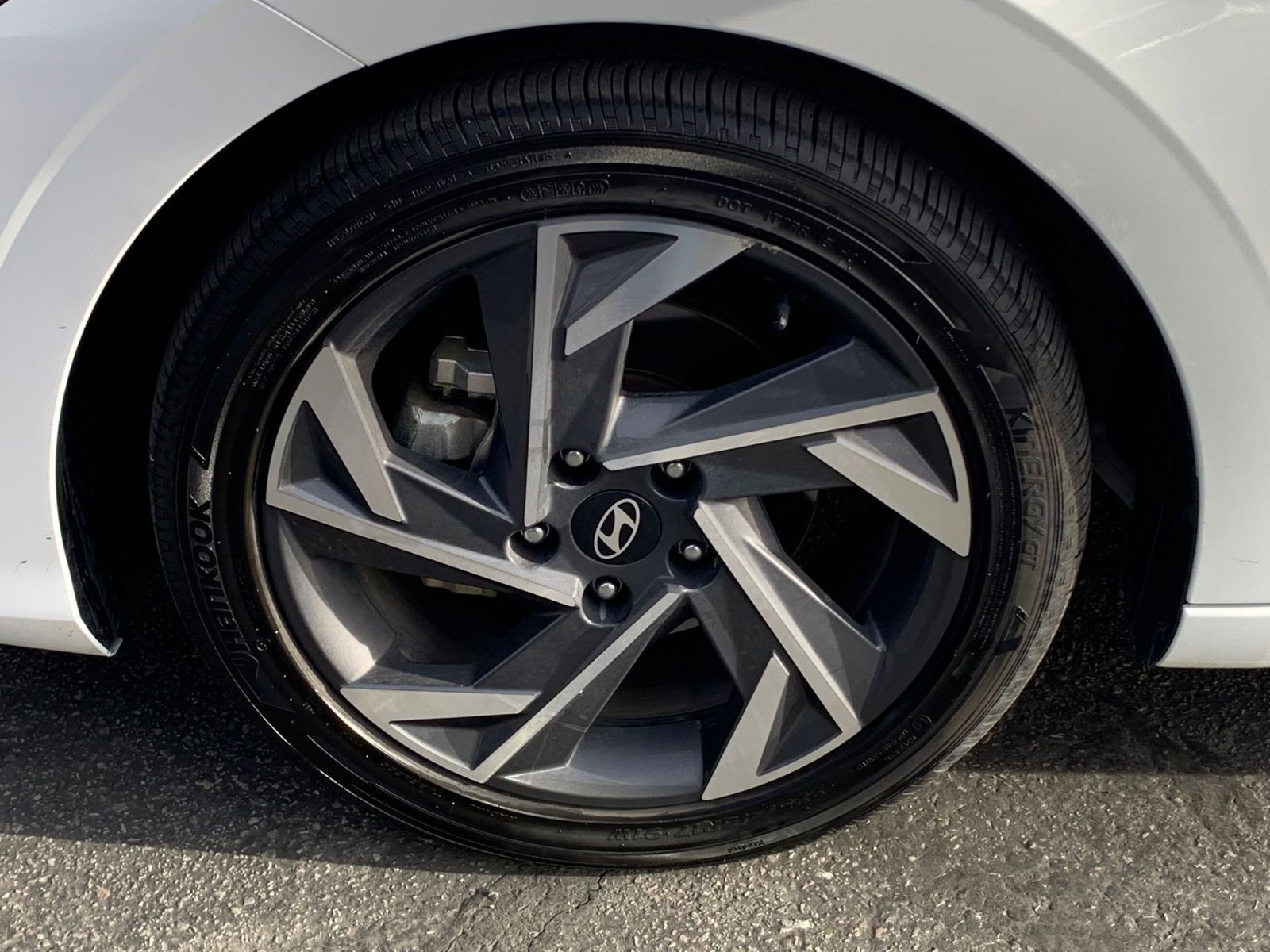 Used 2025 Hyundai Elantra Limited image 32