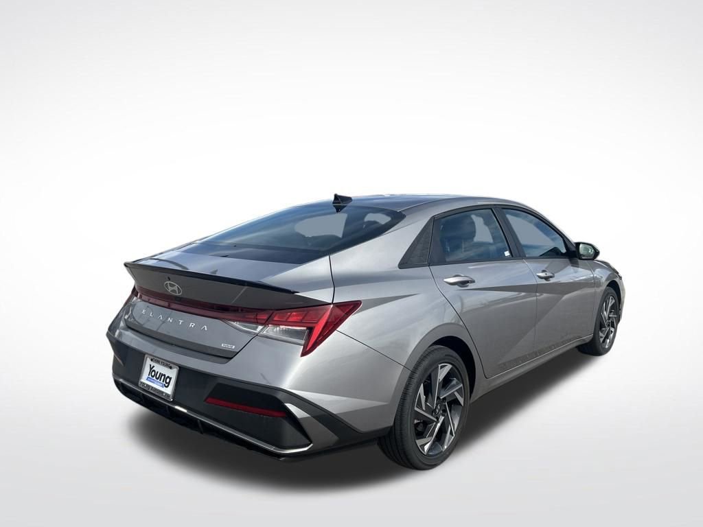 Used 2025 Hyundai Elantra SEL image 5