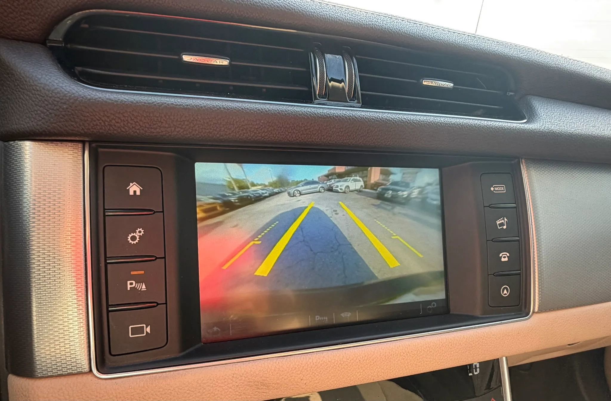 Used 2016 Jaguar XF Premium RWD image 20