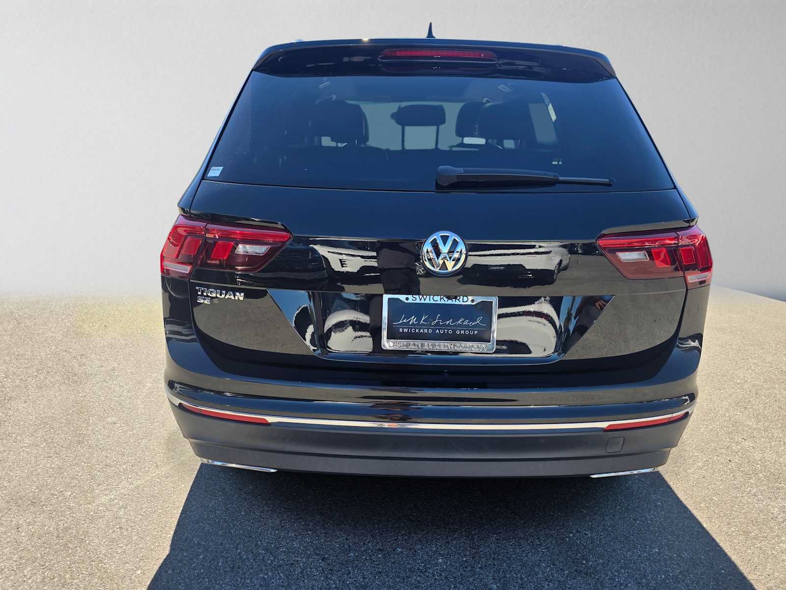 Used 2021 Volkswagen Tiguan SE w/ Panoramic Sunroof Package FWD image 4