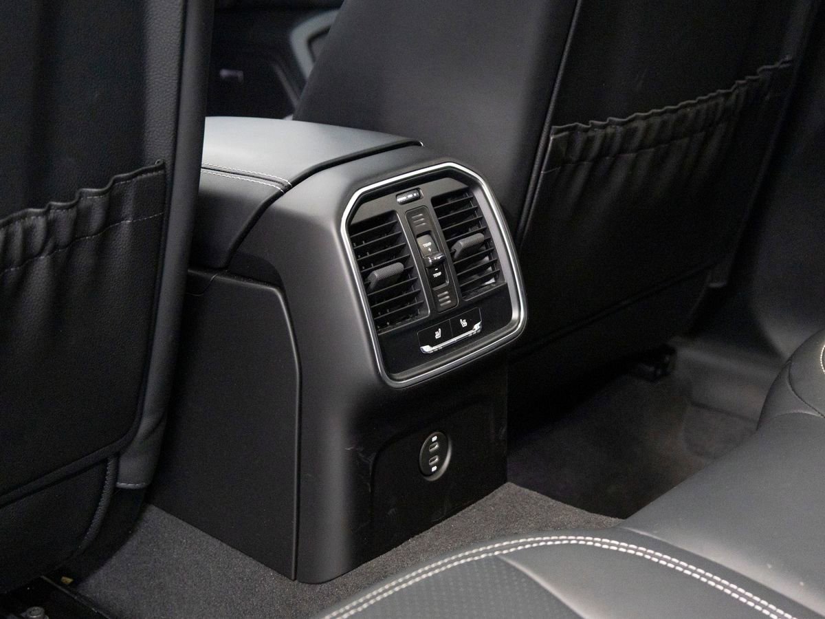 Certified 2025 Porsche Macan Turbo image 27