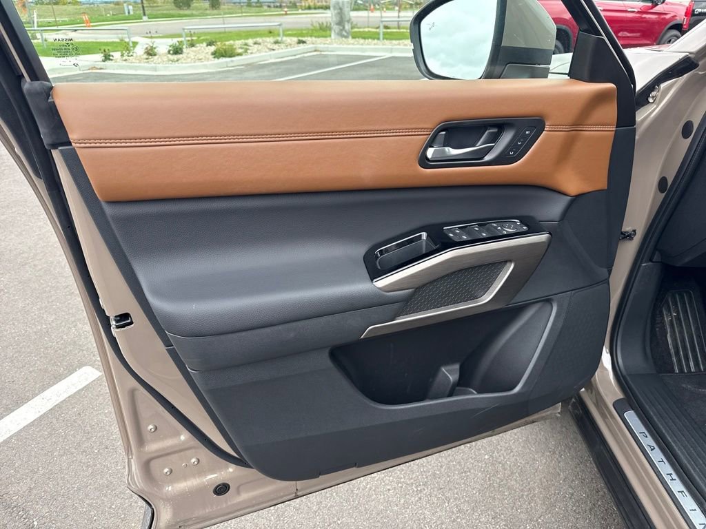 Used 2025 Nissan Pathfinder Platinum image 20