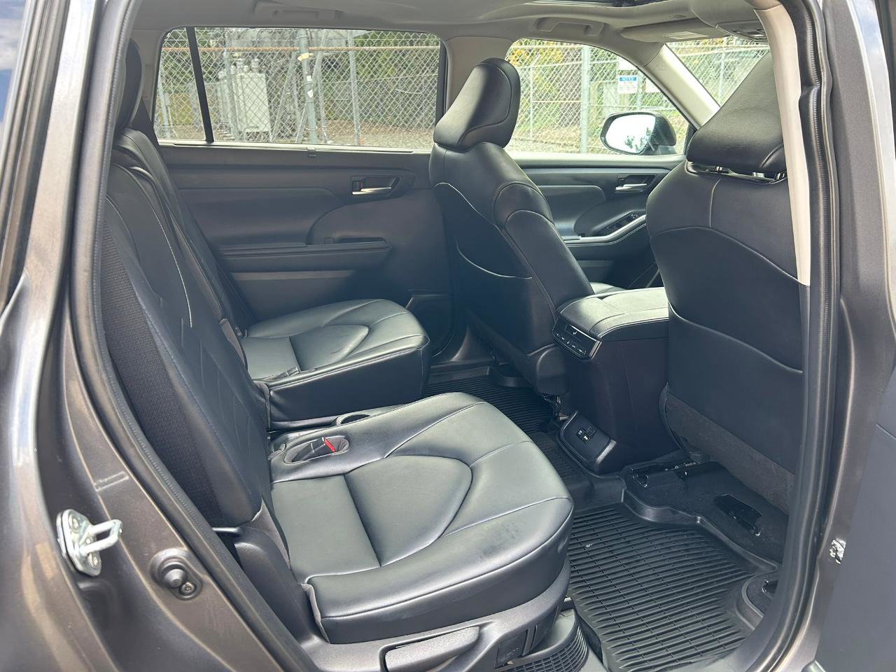 Used 2021 Toyota Highlander XLE AWD/4WD image 15