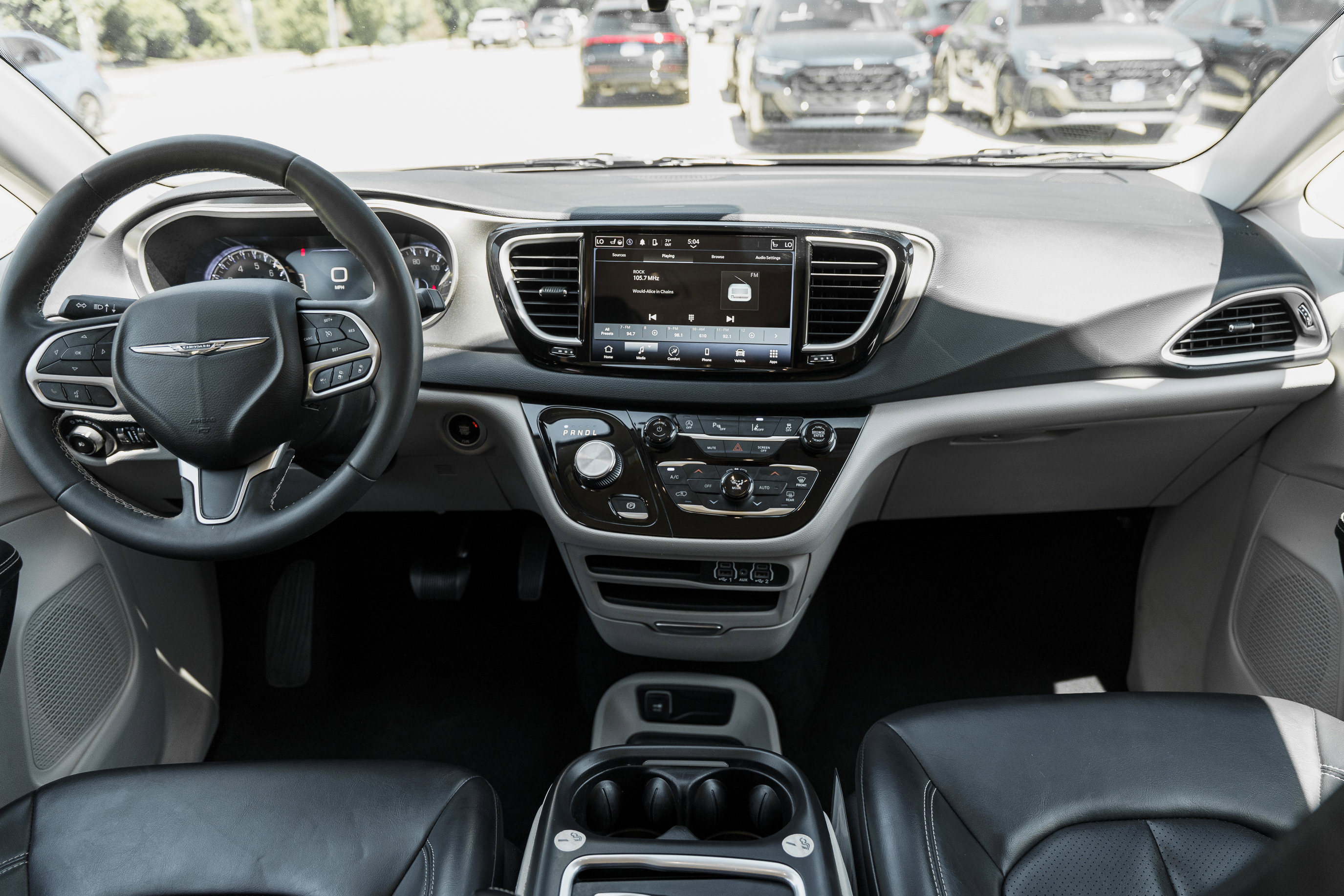 Used 2023 Chrysler Pacifica Touring-L FWD image 8