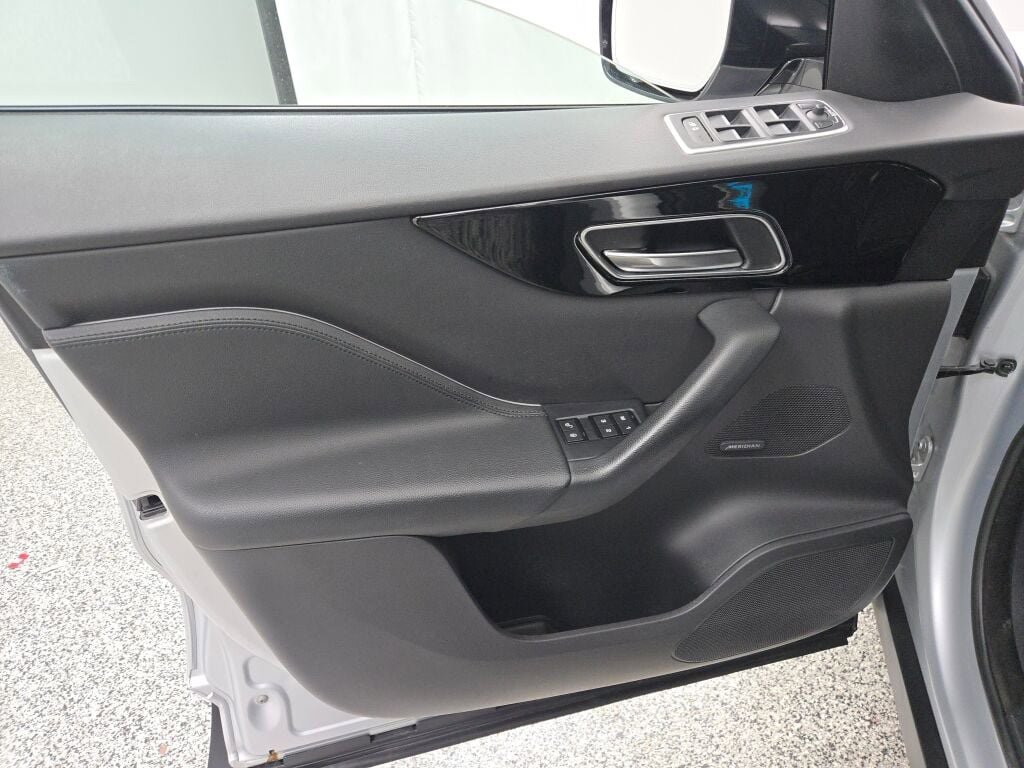 Used 2019 Jaguar F-PACE Premium image 22