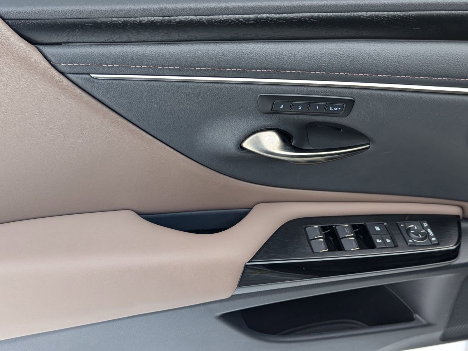 Certified 2025 Lexus ES 300h w/ Luxury Package image 13