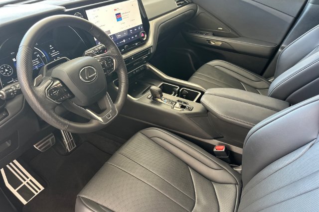 Used 2025 Lexus TX 500h AWD w/ Technology Package image 11