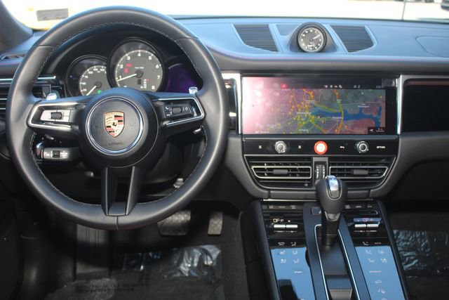 Certified 2025 Porsche Macan image 6