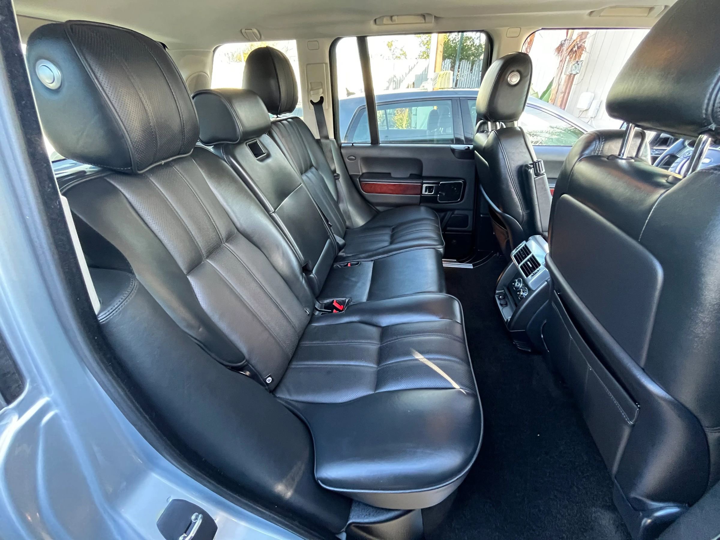 Used 2011 Land Rover Range Rover HSE AWD/4WD image 16