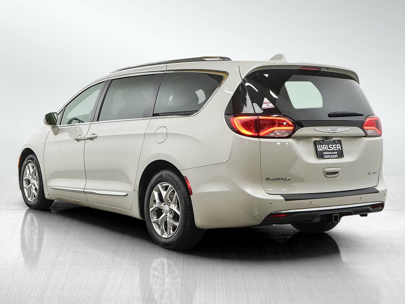 Used 2017 Chrysler Pacifica Limited w/ UConnect Theater Package FWD image 3