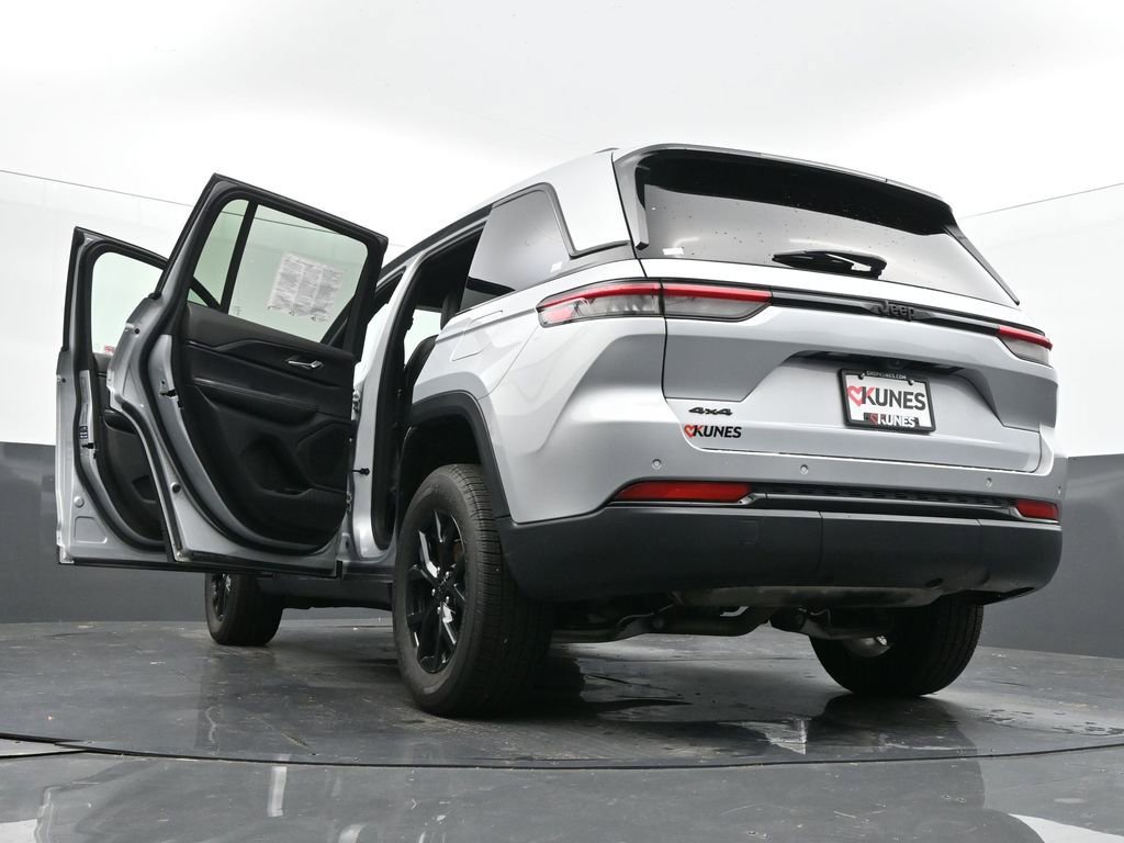 Used 2024 Jeep Grand Cherokee Altitude image 73