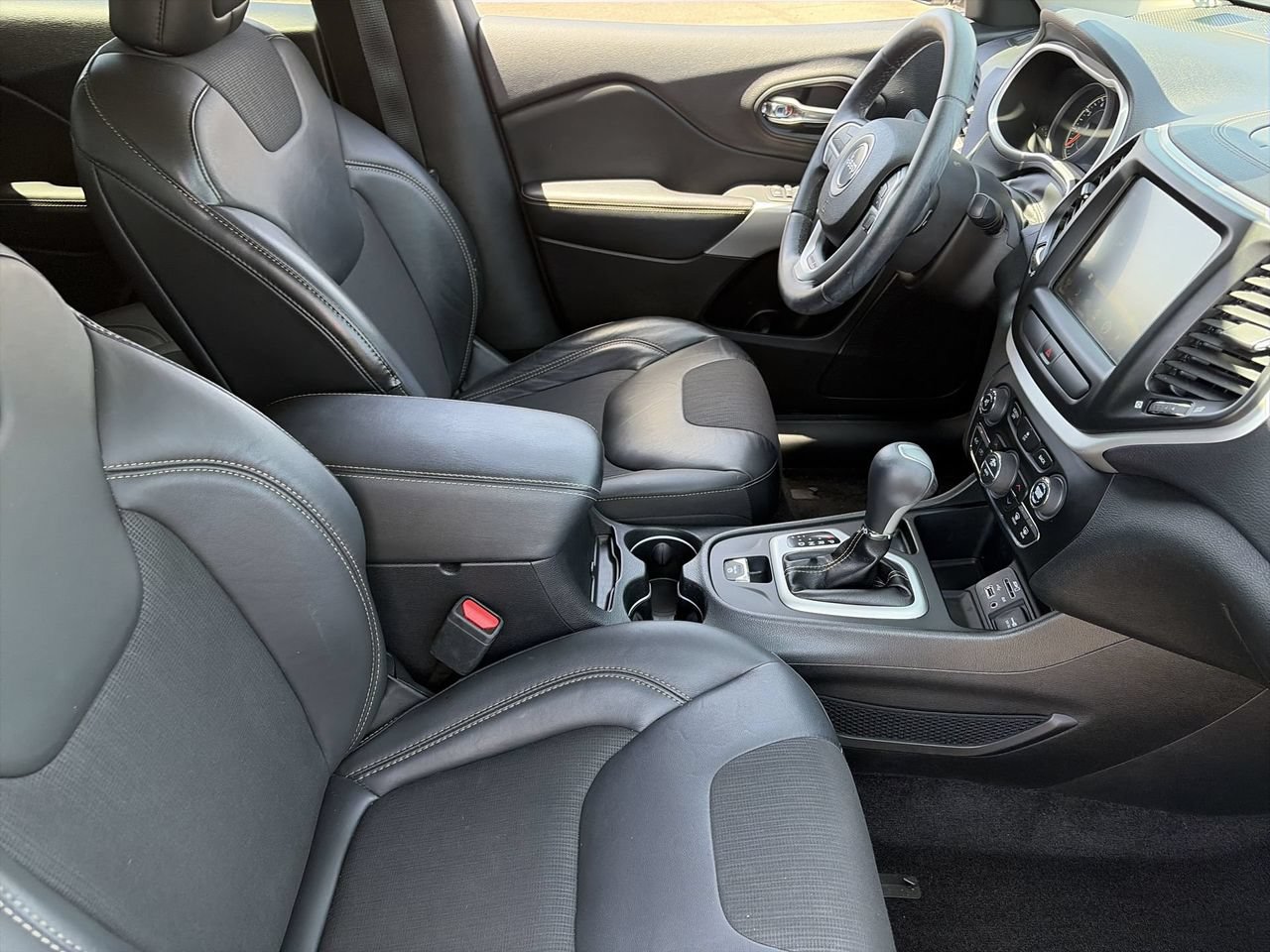 Used 2018 Jeep Cherokee Latitude Plus w/ Comfort/Convenience Group FWD image 11