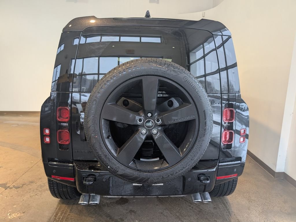 Used 2025 Land Rover Defender 110 X-Dynamic SE image 4