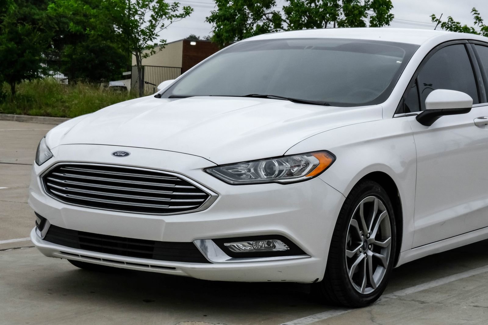 Used 2017 Ford Fusion SE w/ Equipment Group 201A FWD image 9
