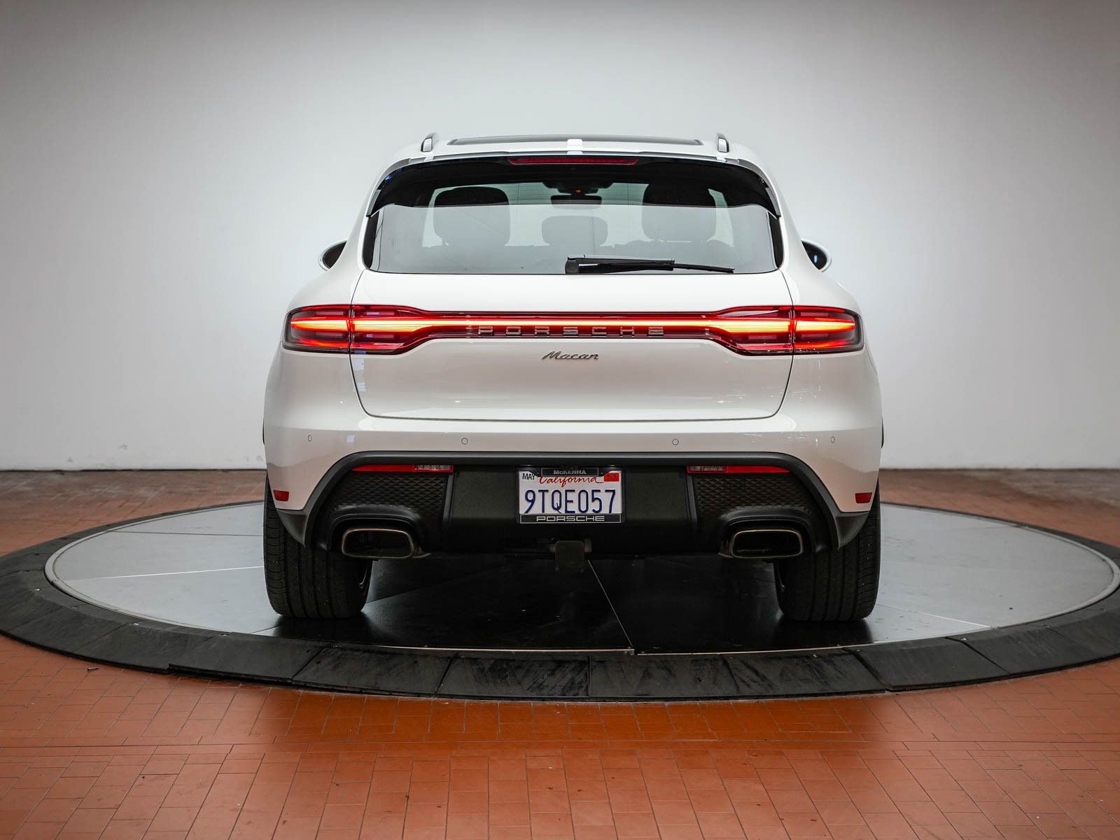 Certified 2025 Porsche Macan image 7