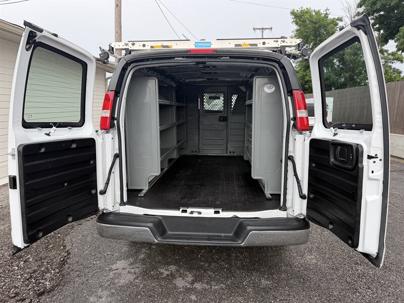 Used 2022 GMC Savana 2500 w/ Chrome Appearance Package RWD image 21