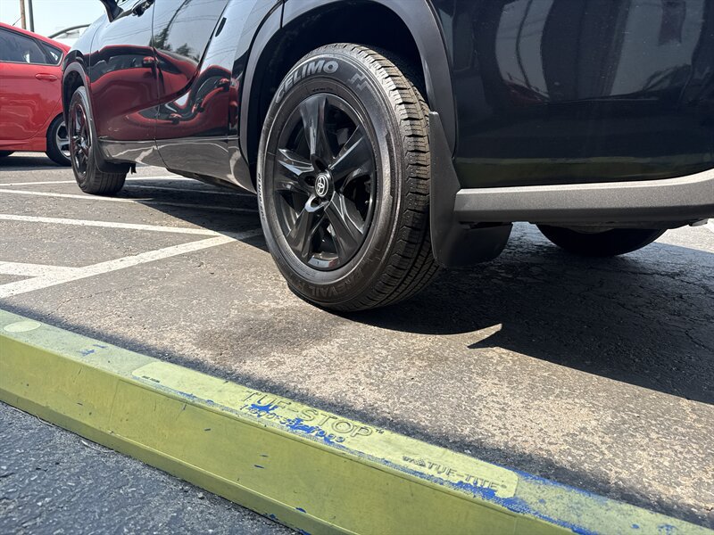 Used 2024 Toyota Highlander LE AWD/4WD image 6