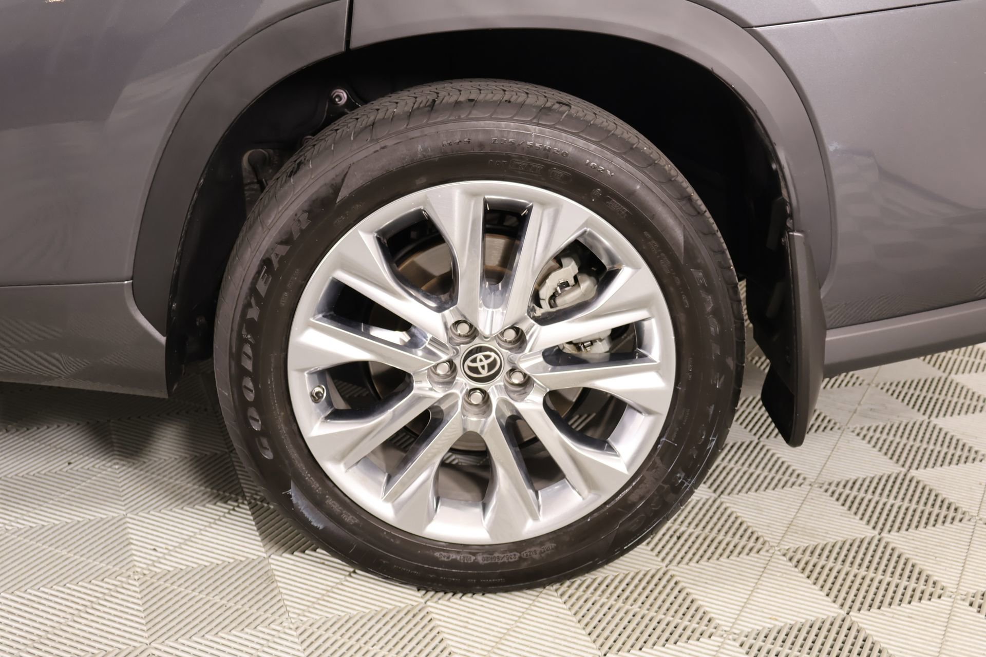 Used 2024 Toyota Highlander Limited FWD image 19