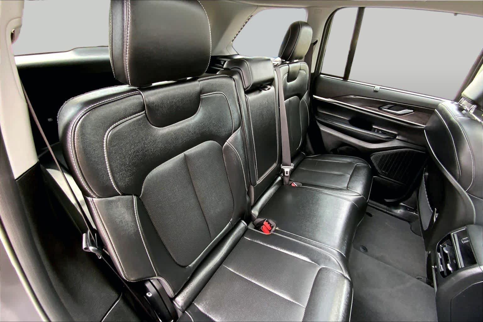 Used 2023 Jeep Grand Cherokee Limited w/ Luxury Tech Group II RWD image 18