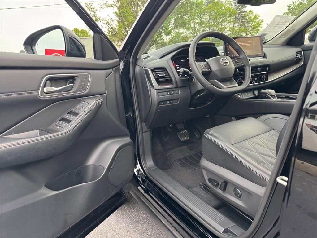 Certified 2025 Nissan Rogue Platinum w/ Platinum Premium Package image 15