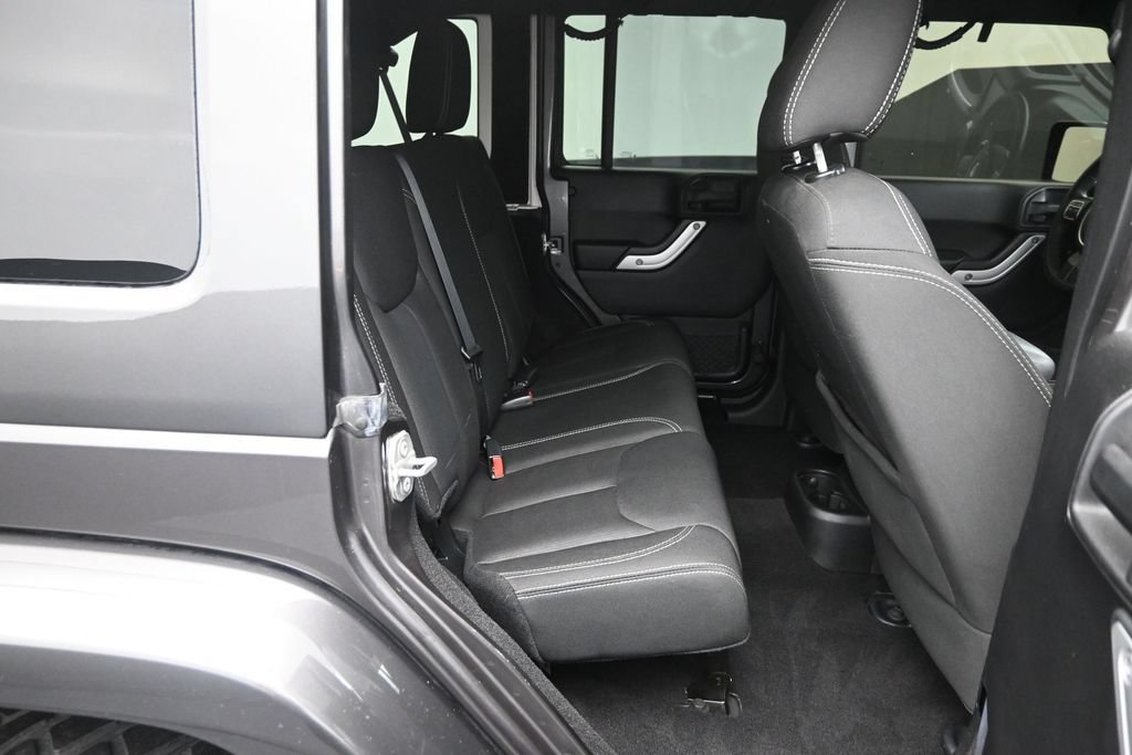 Used 2016 Jeep Wrangler Unlimited Sahara w/ Connectivity Group AWD/4WD image 15
