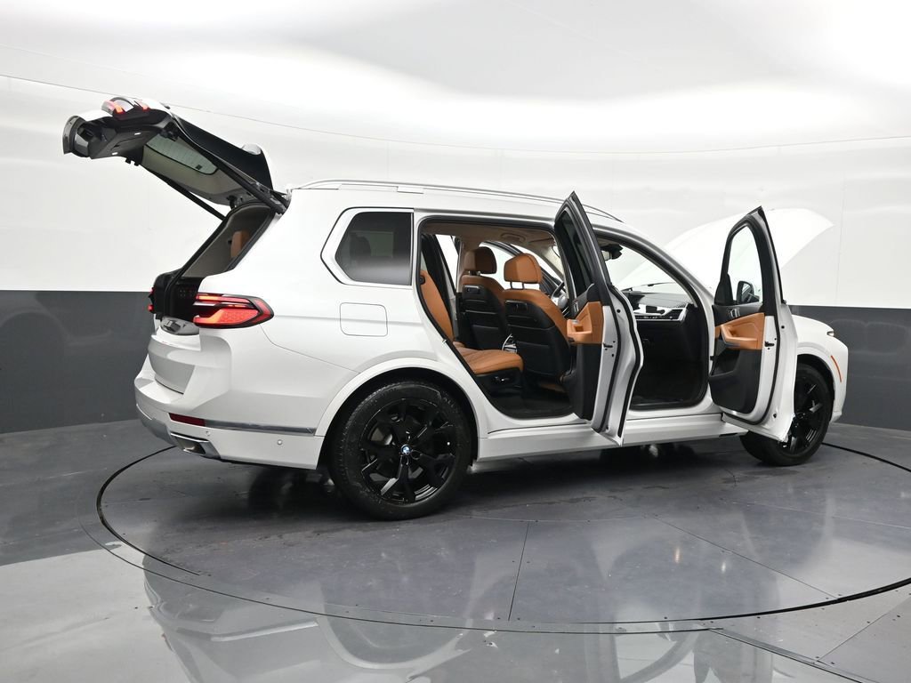 Used 2024 BMW X7 xDrive40i w/ Premium Package image 32