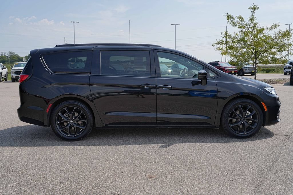 Used 2025 Chrysler Pacifica Limited FWD image 5