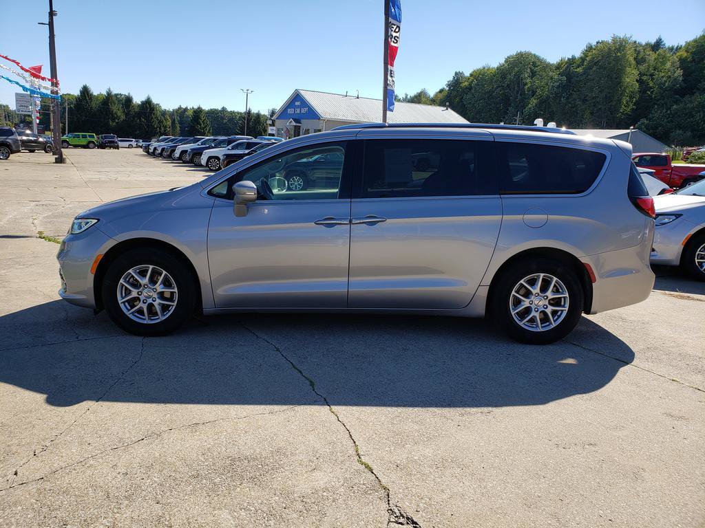 Used 2021 Chrysler Pacifica Touring-L FWD image 7