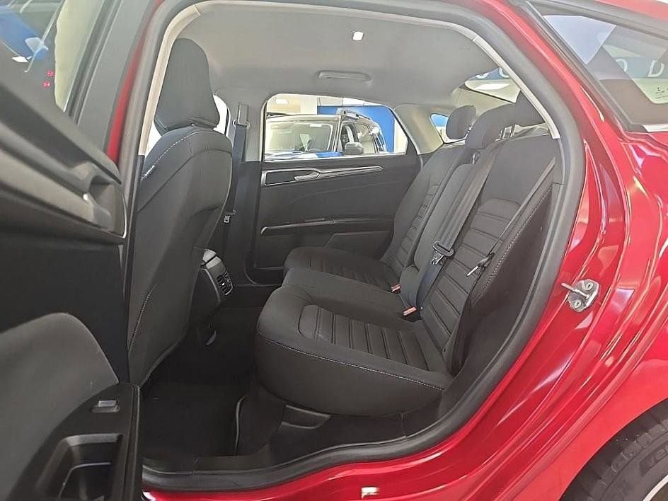 Used 2020 Ford Fusion SE image 30