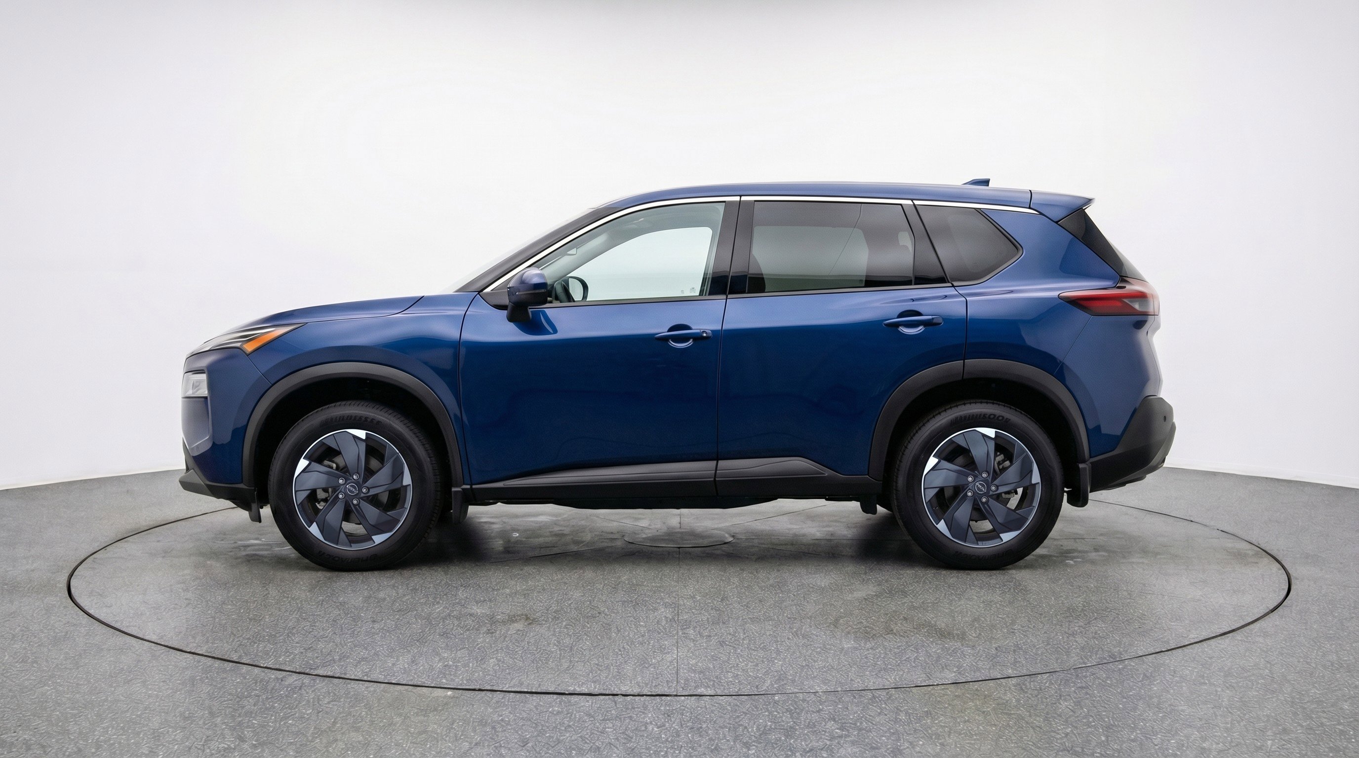 Used 2025 Nissan Rogue SV AWD/4WD image 5