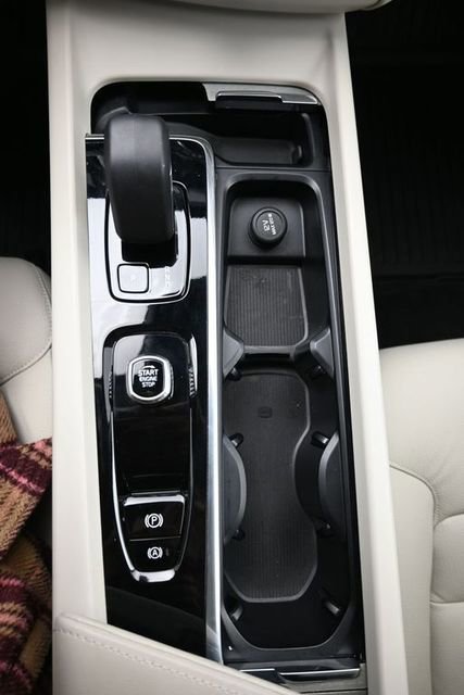 Used 2024 Volvo XC60 B5 Plus w/ Protection Package Premier image 11