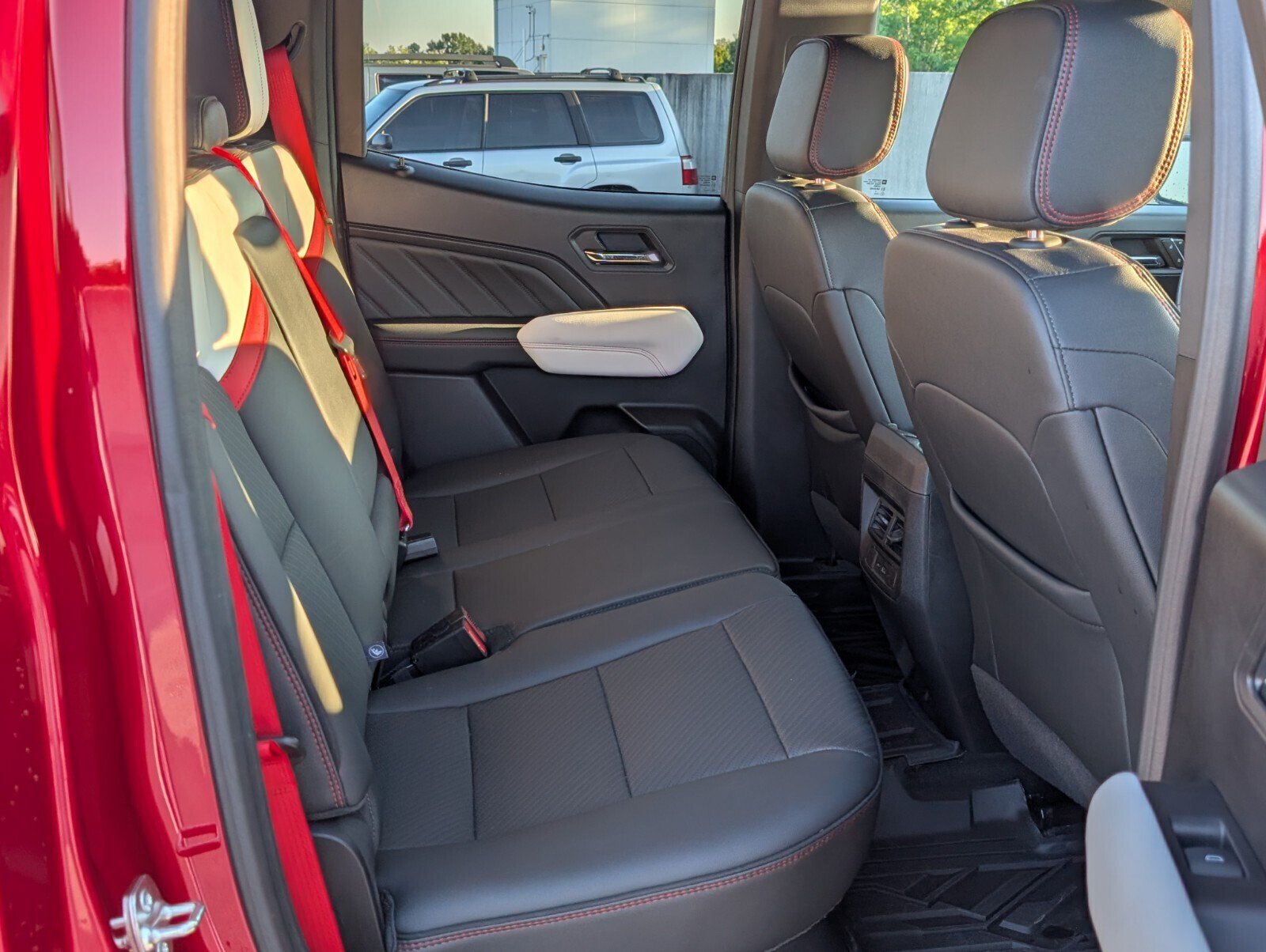 Used 2025 GMC Canyon AT4 w/ AT4X Package AWD/4WD image 17