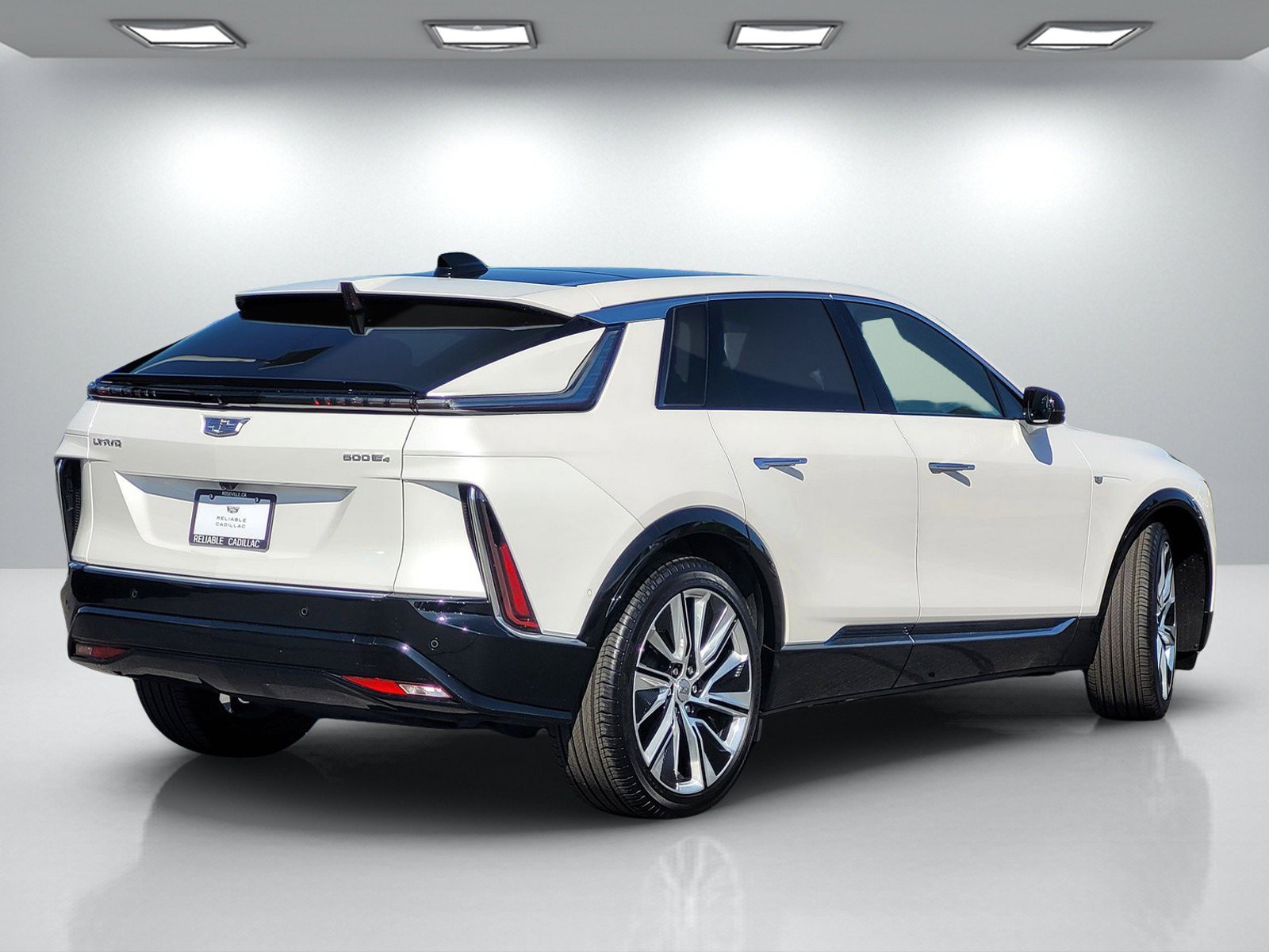 Certified 2025 Cadillac Lyriq Luxury w/ LPO, Floor Liner Package AWD/4WD image 4