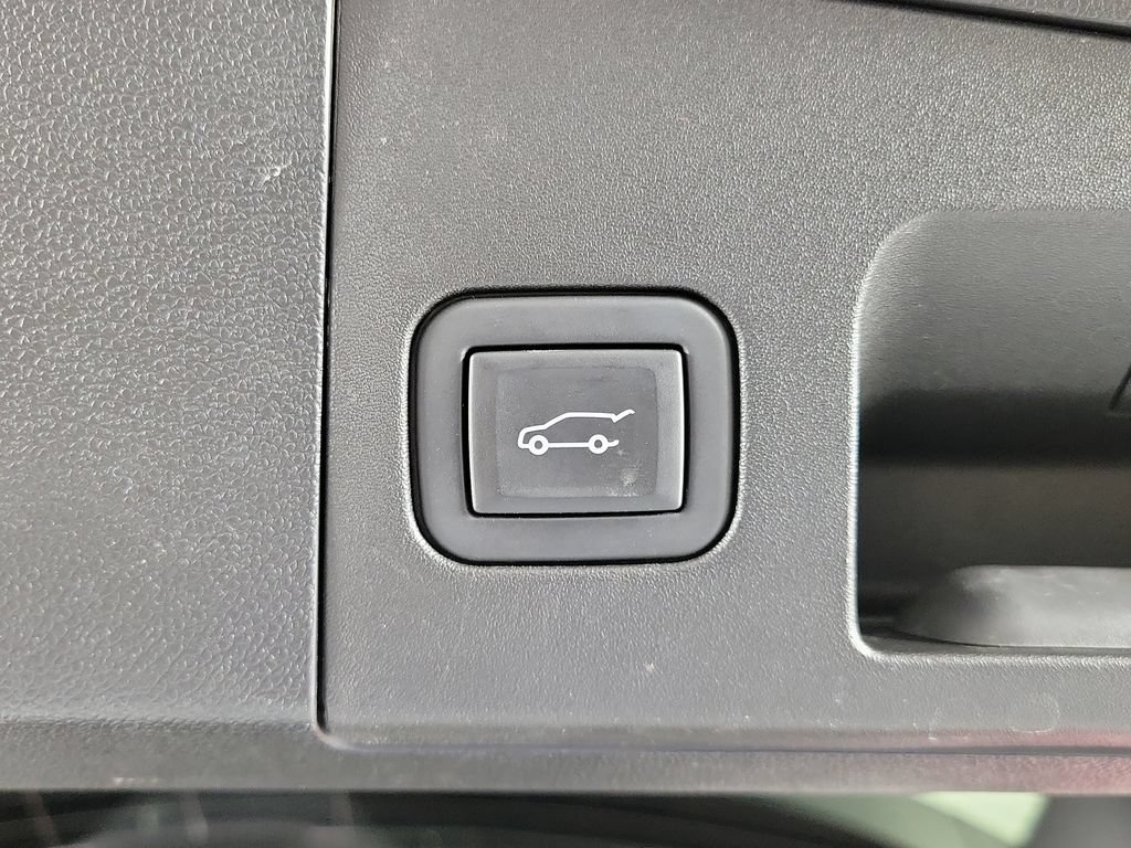 Certified 2024 Cadillac XT4 Luxury w/ Cold Weather Package FWD image 9