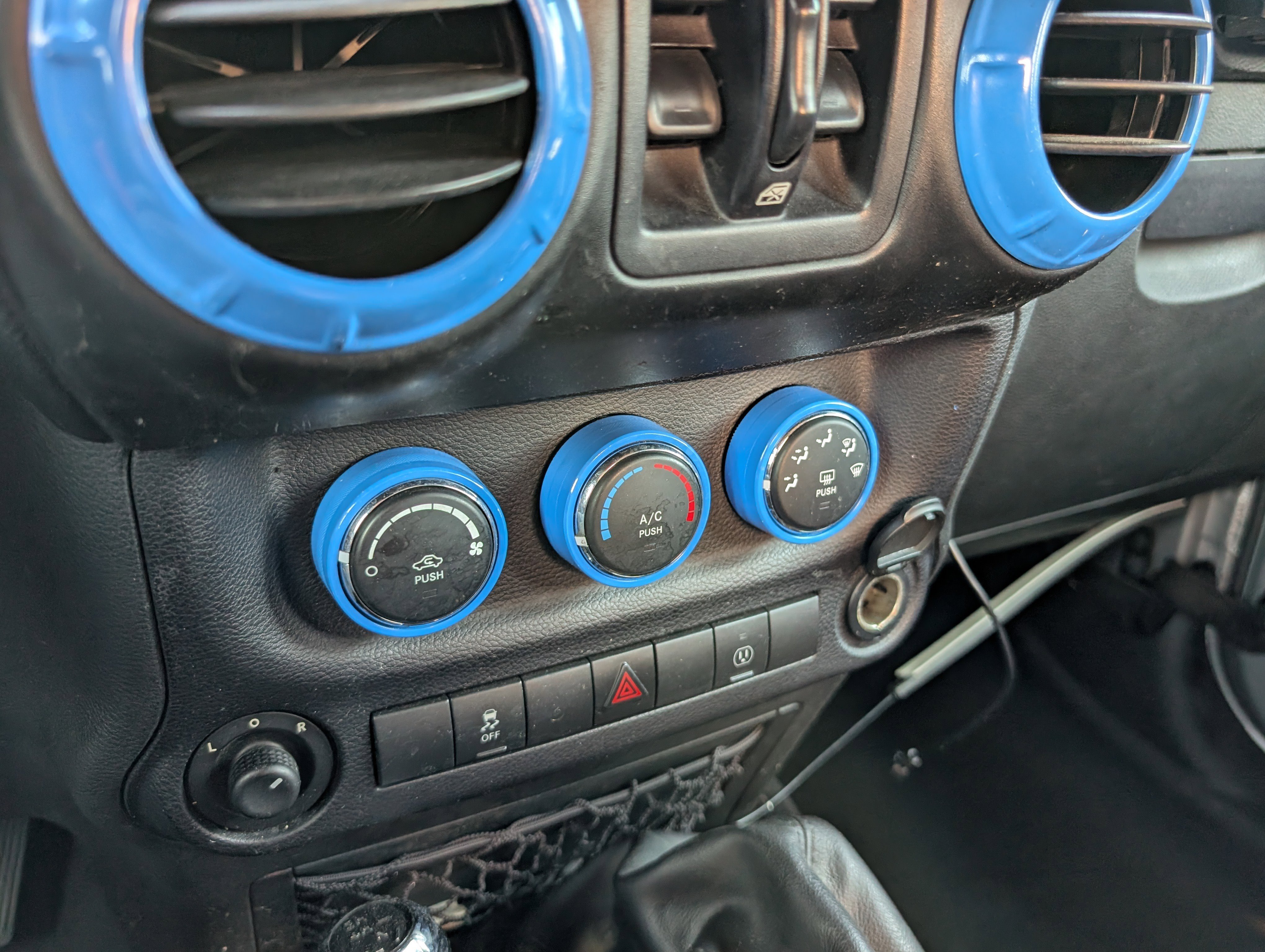Used 2015 Jeep Wrangler Unlimited Sahara w/ Max Tow Package AWD/4WD image 18