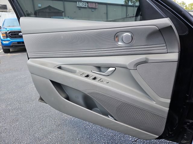 Used 2022 Hyundai Elantra SEL w/ Convenience Package FWD image 25