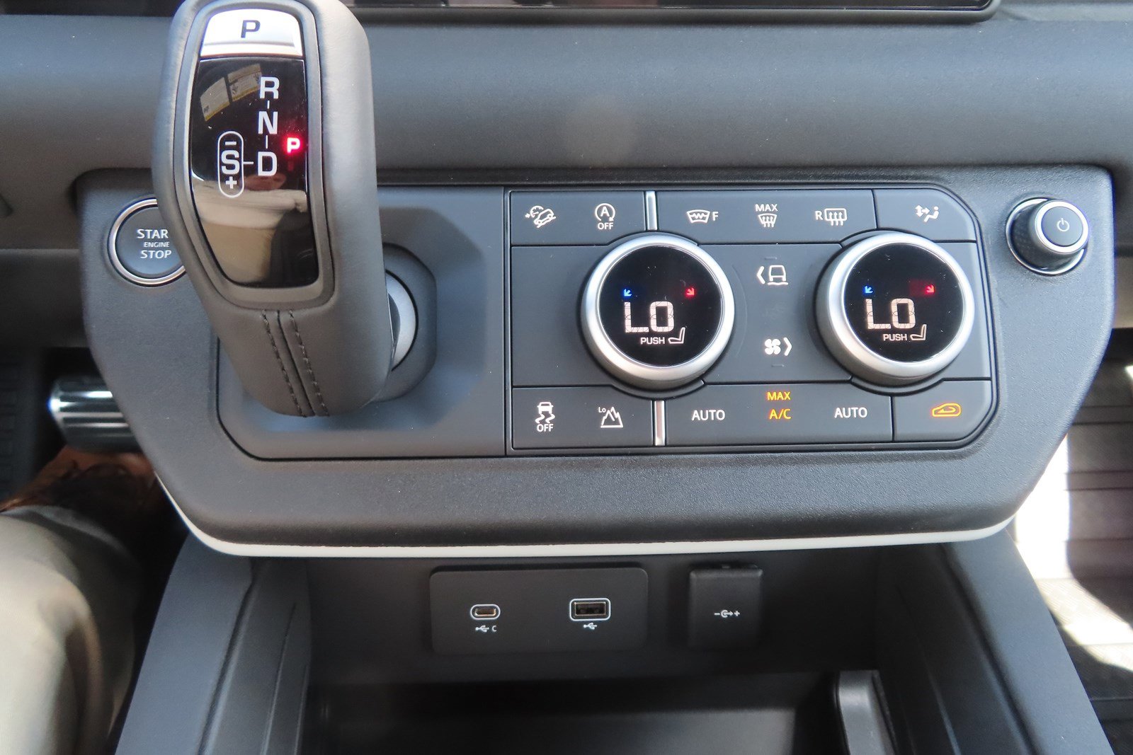 Used 2023 Land Rover Defender 90 S image 34