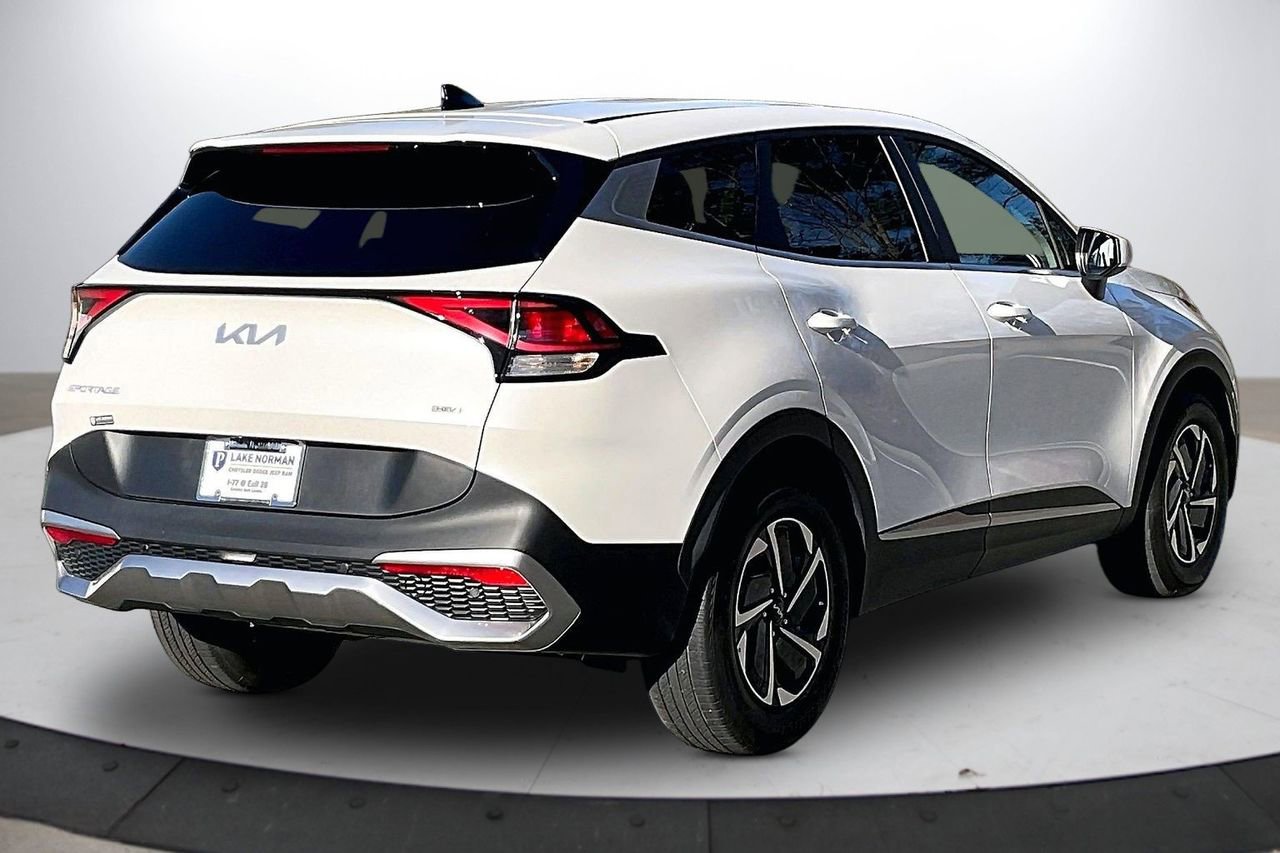 Used 2025 Kia Sportage LX image 9