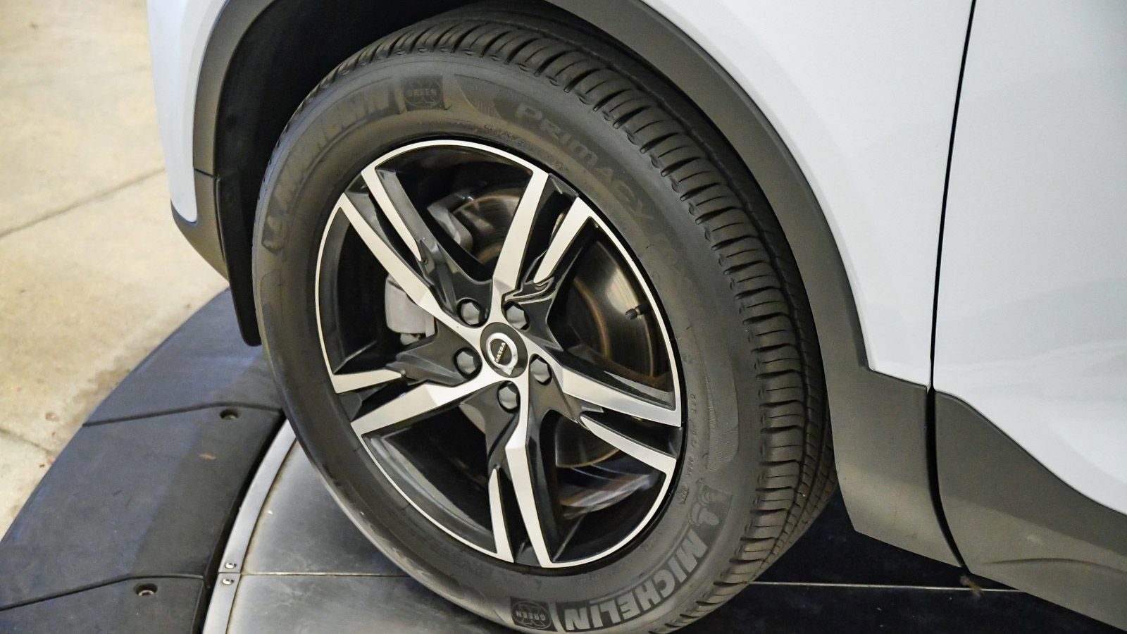 Certified 2025 Volvo XC40 B5 Core image 10