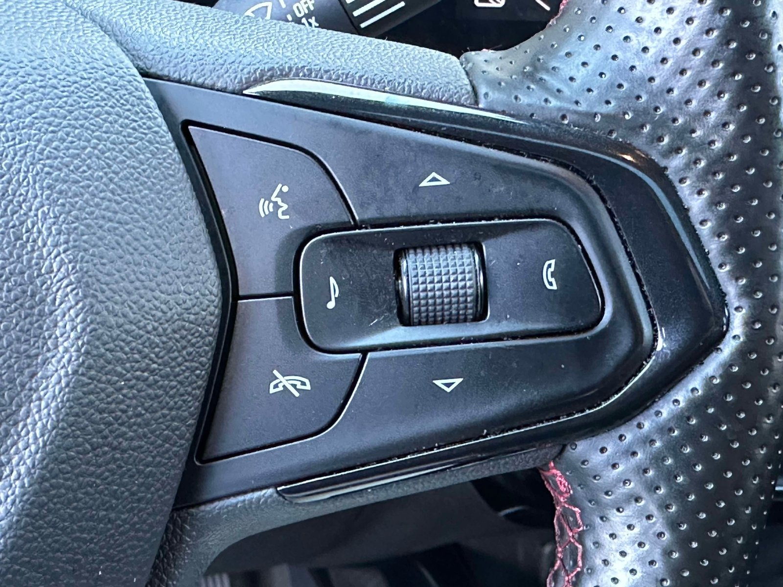 Certified 2024 Chevrolet Trax RS w/ Sunroof Package image 21