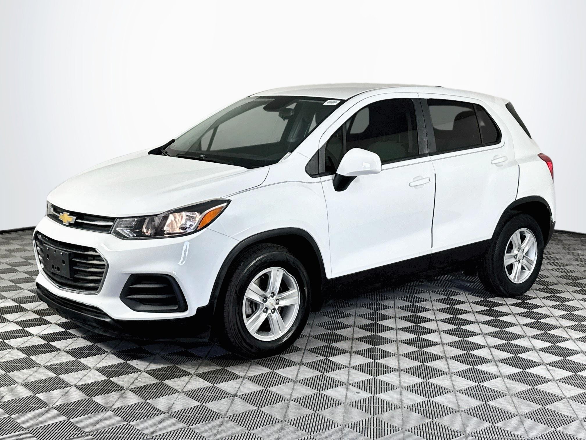 Used 2021 Chevrolet Trax LS w/ Tint and Cruise Package FWD image 4