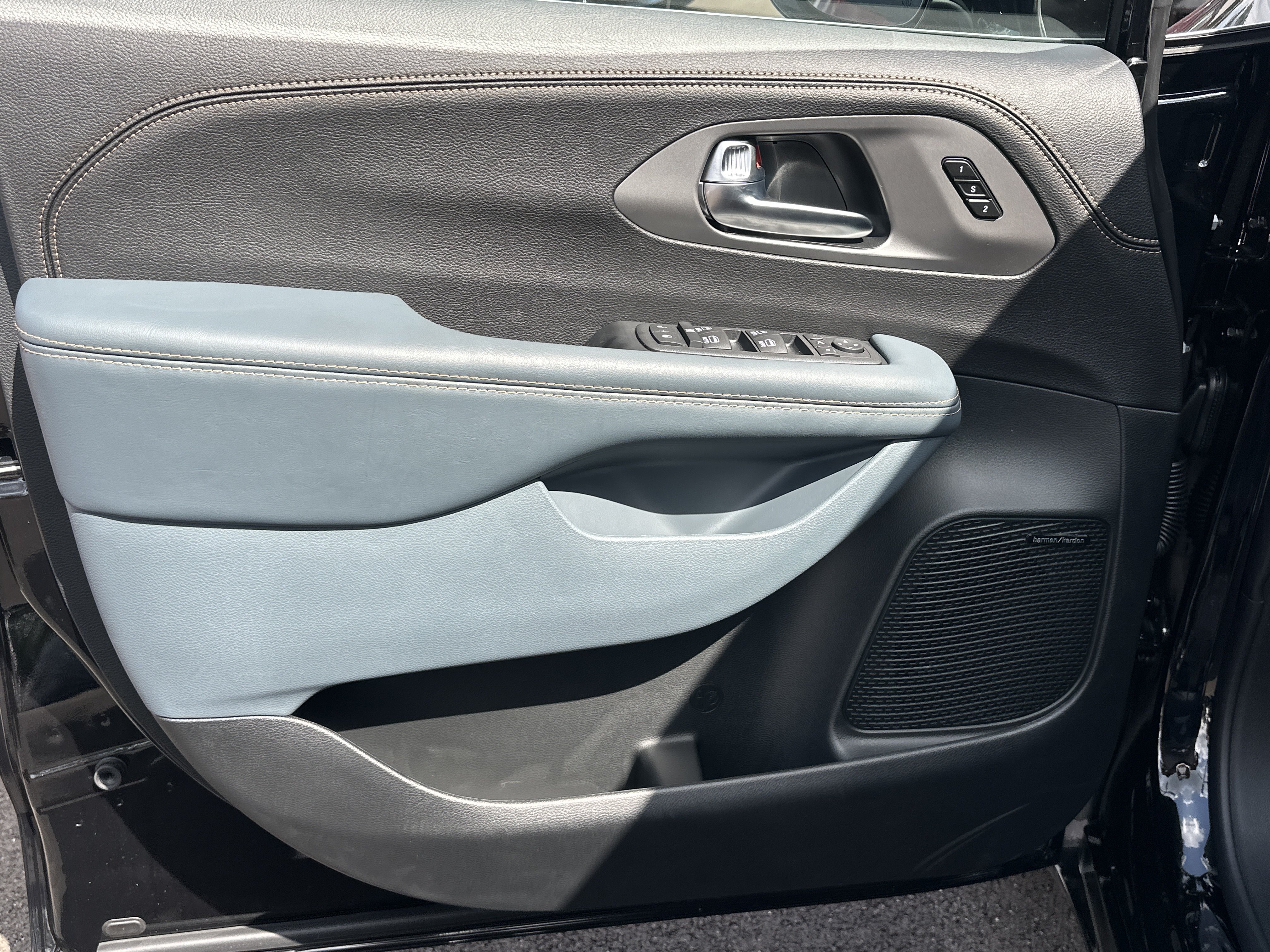 New 2027 Chrysler Pacifica Pinnacle AWD/4WD image 30